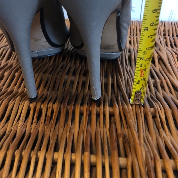 Max studio. Beautiful light grey with working zipper at heel. Size 7M - Picture 5 of 9